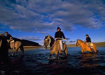 Cruzando el río a caballo