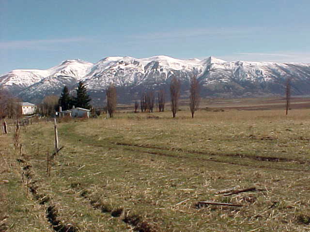 Estancia con vista a las montañas
